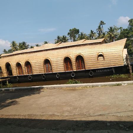 Royal Riviera Houseboats Kumarakom Exterior photo