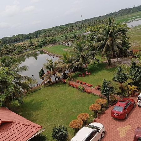 Royal Riviera Houseboats Kumarakom Exterior photo