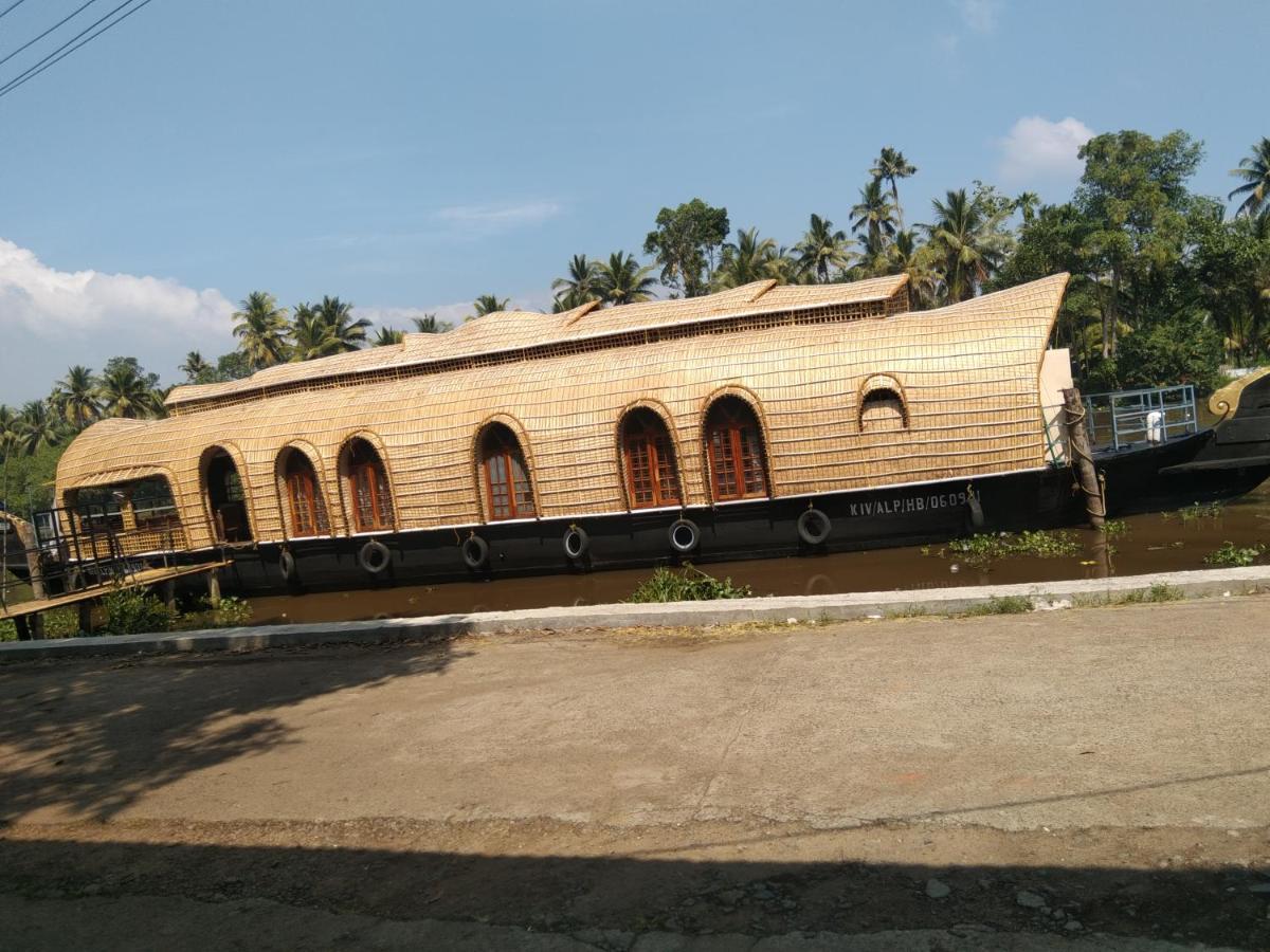 Royal Riviera Houseboats Kumarakom Exterior photo