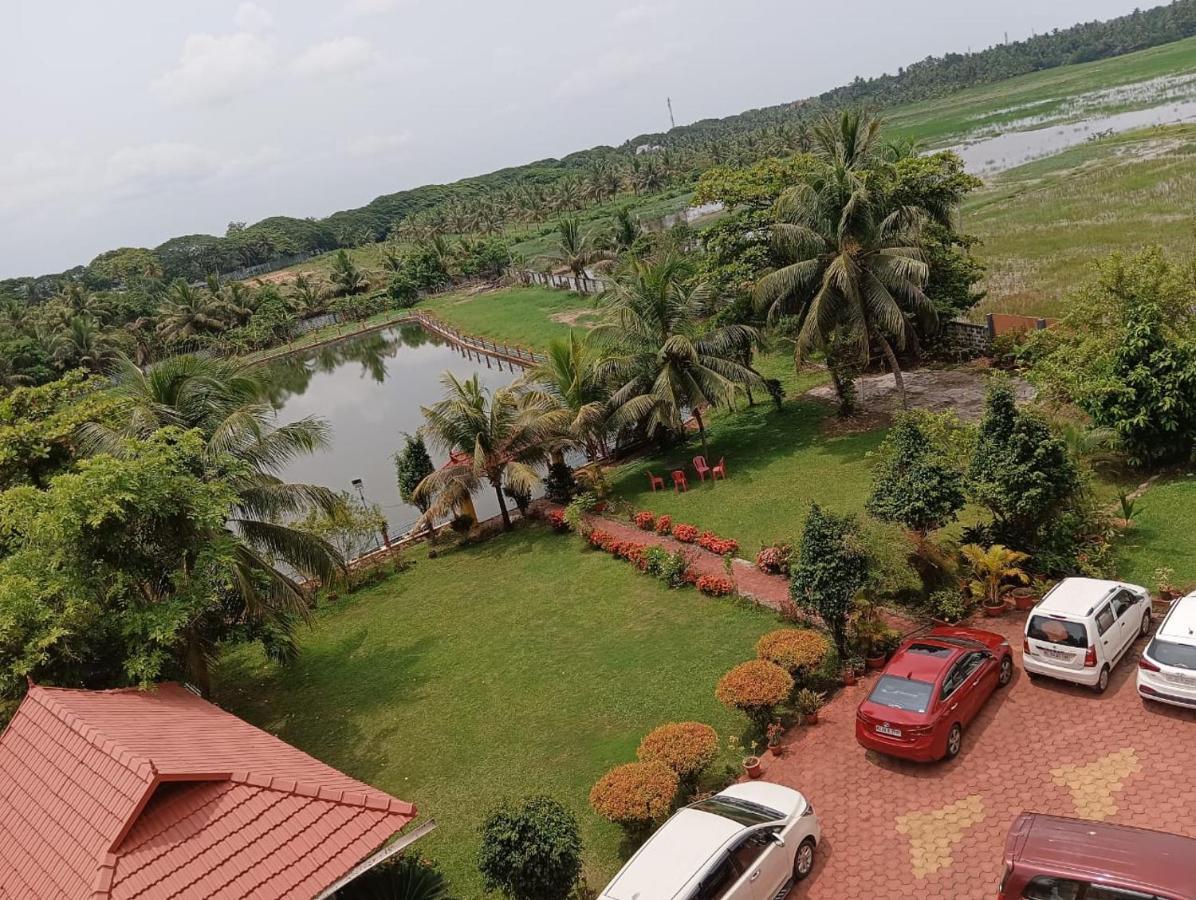 Royal Riviera Houseboats Kumarakom Exterior photo